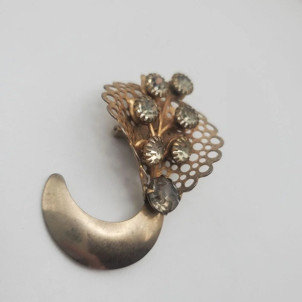 Rhinestone trumpet floral arrangement‎ brooch